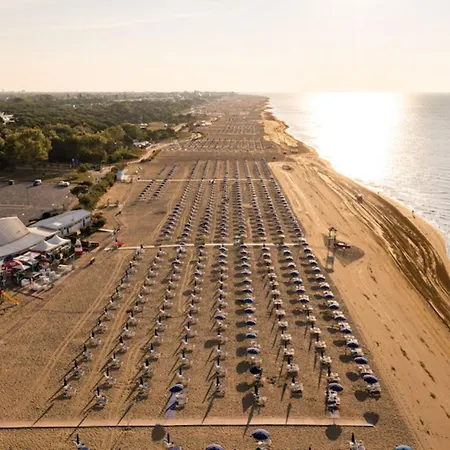 Апартаменти Welcoming Apartment With Balcony Near The Beach *