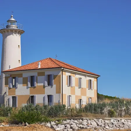 Welcoming With Balcony Near The شقة