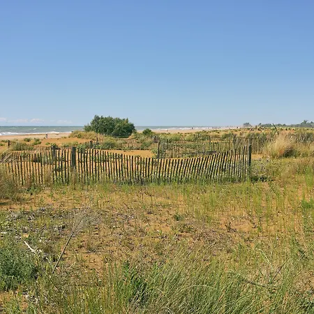 Апартаменти Welcoming Apartment With Balcony Near The Beach