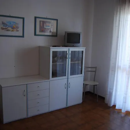 Welcoming With Balcony Near The شقة