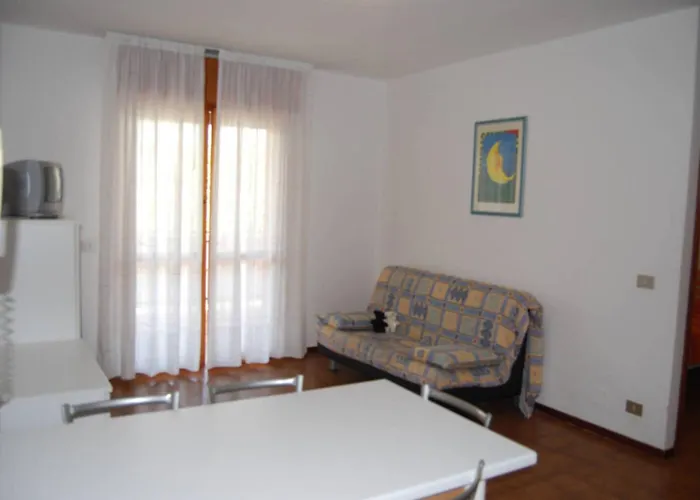 Welcoming With Balcony Near The شقة