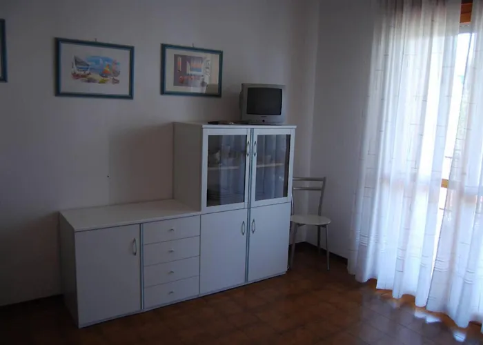 Welcoming With Balcony Near The شقة